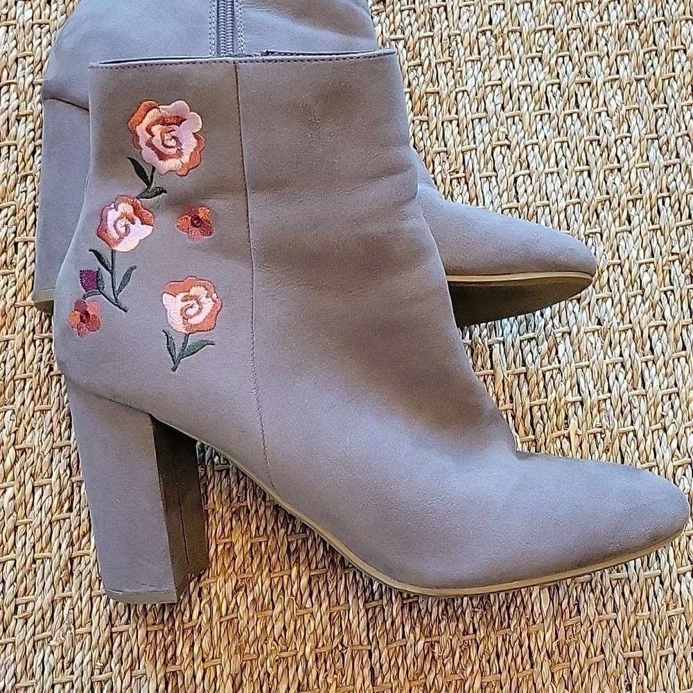 REPORT gray suede bootie shoes. Florial embroidery stitched on the side. Size 11